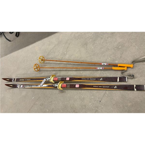 Åsnes Tur-Langrenn Hickory Sole-Lignokant Cross-Country Skis with Poles
