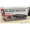 Image 6 : Black+Decker 8-Serving Nonstick Electric Griddle and President's Choice 13-Piece Baking Tool Set