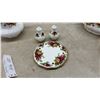 Image 5 : Royal Albert Old Country Roses Bone China Tea Set with Covered Tureen and More, 36 Pieces