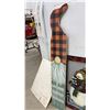 Image 4 : Three-Panel Metal Snowman Fireplace Screen and Gnome Sweet Gnome Wooden Sign