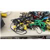 Image 9 : ITI Reel 40-Foot 14AWG Retractable Cord Reel, Blue Tub, Oil Drain Pan, Straps, and More