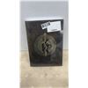 Image 5 : A Game of Thrones Illustrated Edition by George R. R. Martin and Collector's Edition Zelda Book