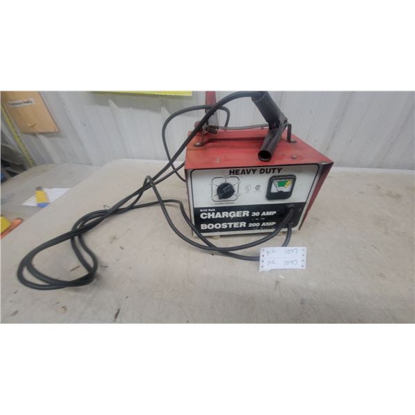 Heavy Duty 6/12 Volt Battery Charger 30 Amp and Booster 200 Amp