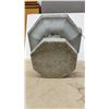 Image 4 : Cast Concrete Octagonal Bird Bath with Bird Figurine on Pedestal Base