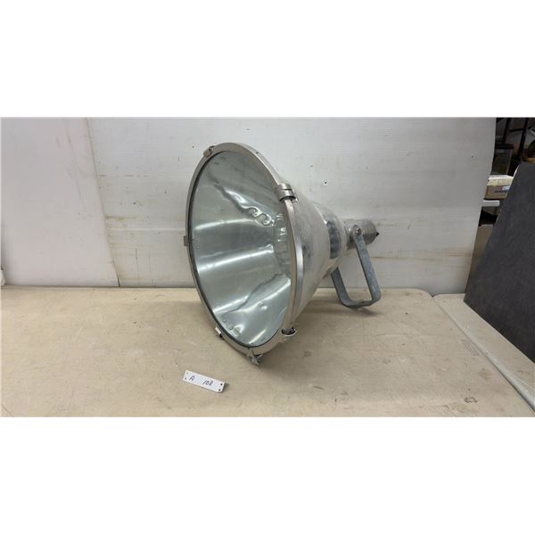 Industrial Cast Aluminum Marine-Grade Spotlight with Parabolic Reflector and Mounting Bracket