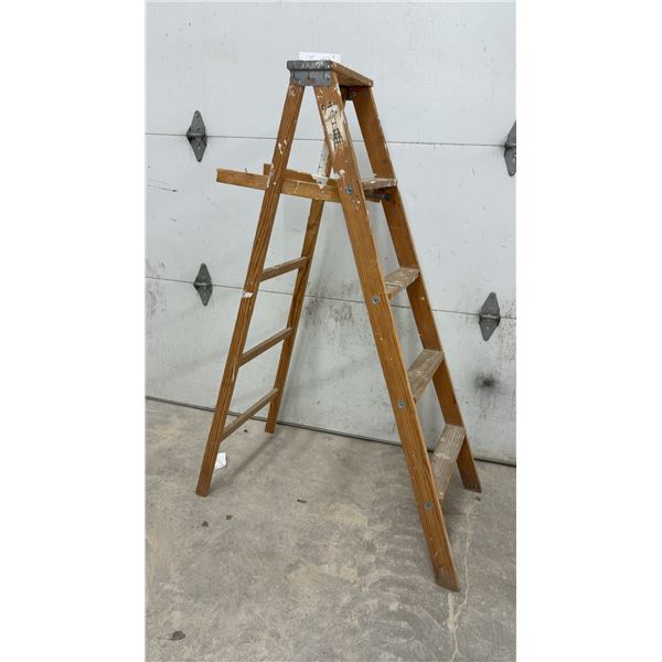 Louisville 5-Foot Wooden A-Frame Step Ladder, Missing Pain Tray Holder