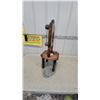 Image 5 : Lee Valley Quartz Pendulum Table Clock with Oak Frame and Stone Base 29" Tall