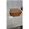 Image 1 : Antique Oak Humidor with Key 7 x 12 x 8.6"