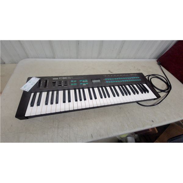 Yamaha DX21 Digital Programmable Algorithm Synthesizer, 61-Key FM Keyboard