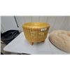 Image 2 : Wicker Stool with Wooden Legs and Faux Fur Calming Pet Bed