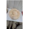 Image 5 : Wicker Stool with Wooden Legs and Faux Fur Calming Pet Bed