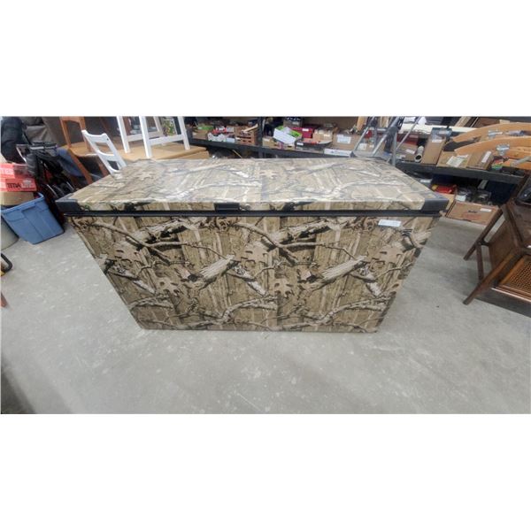 Frigidaire FFRF0721CAM 7.2 Cubic Foot Chest Freezer with Camouflage Finish 35 x 27 x 65"