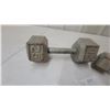 Image 2 : Cast Iron Hexagonal Dumbbells, 25-Pound and 10-Pound