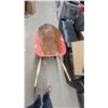Image 10 : Red Metal Single-Wheel Wheelbarrow with Wooden Handles