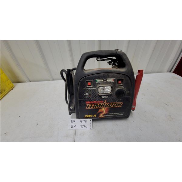 MotoMaster Eliminator 700A Mobile Power Pack Portable Jump Starter