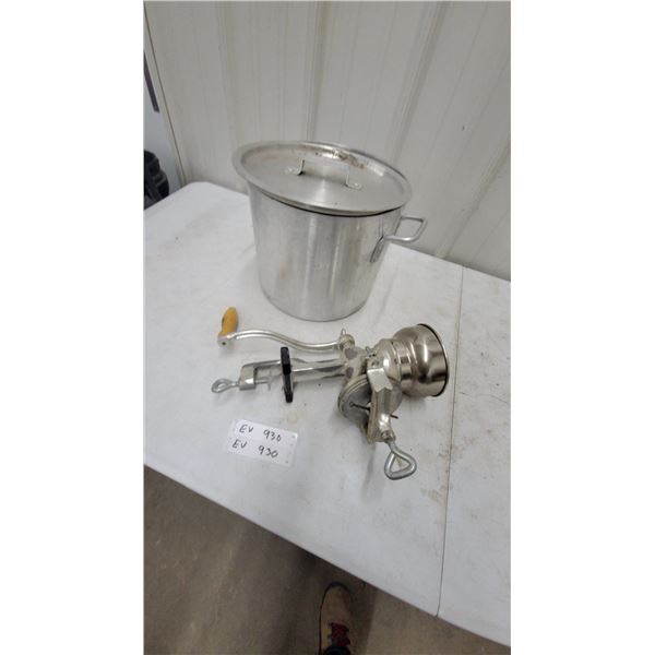 Aluminum Stock Pot with Lid and Hand-Crank Table-Clamp Food Meat Grinder