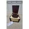 Image 5 : Vintage RCA Victor 5A100 AM Radio and Portable Phonograph