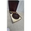 Image 7 : Vintage RCA Victor 5A100 AM Radio and Portable Phonograph
