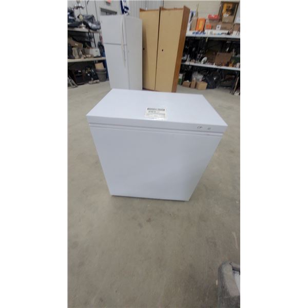 Frigidaire 7.2 Cubic Foot Chest Freezer, Model FFCL0722AW, Freezer 34 x 22 x 32"