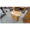 Image 9 : Oak Nine-Drawer Dresser with Brass Hardware 31 x 62 x 18" and Two Matching Nightstands 23 x 16 x