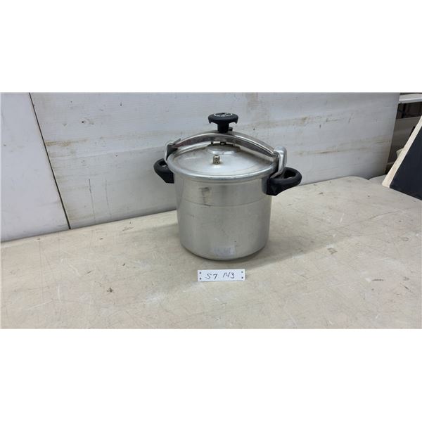 Silampos Aluminum Pressure Cooker with Clamp Lid and Weight-Controlled Regulator