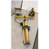 Image 5 : 2 Dual-Head 500-Watt Work Lights & 1 Tripod Stand, Lens & Cage Missing