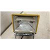 Image 7 : 2 Dual-Head 500-Watt Work Lights & 1 Tripod Stand, Lens & Cage Missing