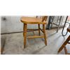 Image 5 : Set of Four Oak Windsor Style Arrow Back Dining Chairs