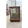 Image 2 : Antique Oak and Glass General Store Display Case with Sliding Doors and 2 Glass Shelves, 41 x 28 x