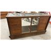 Image 6 : Antique Oak and Glass General Store Display Case with Sliding Doors and 2 Glass Shelves, 41 x 28 x