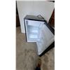 Image 4 : Hamilton Beach Black Compact Refrigerator
