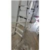 Image 3 : Aluminum Step Ladder, 8'