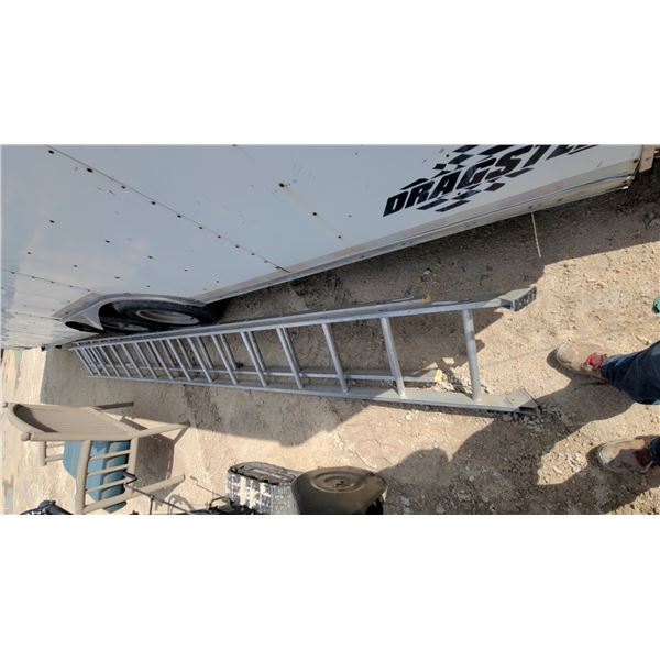 Aluminum Extension Ladder with Flat-Top Rungs and Anti-Slip Feet 28'