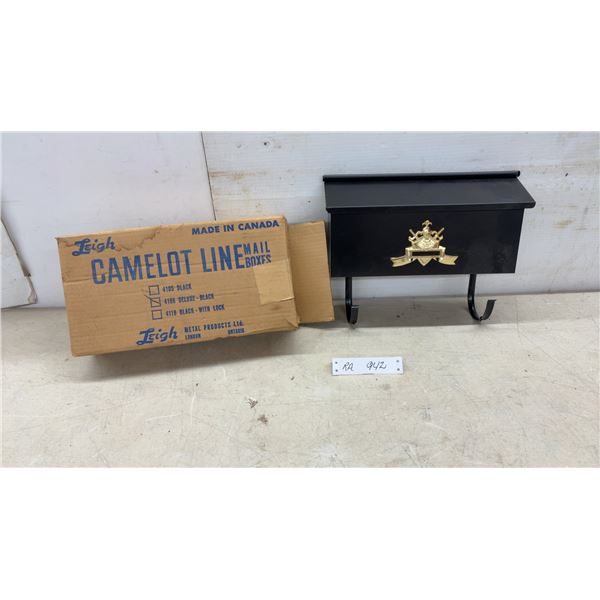 Leigh Camelot Line Model 4106 Deluxe Black Wall-Mount Mailbox with Bracket