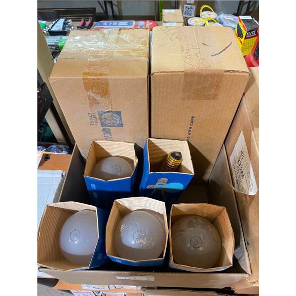 BOX LOT OF 2 QUARTZ AND 5 INCAND. BULBS - 500 W EACH