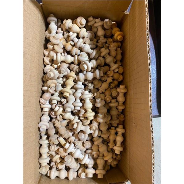 BOX OF SMALL WOODEN DECOR PIECES