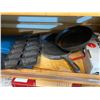 Image 1 : 2 IRON PANS AND IRON MOLD