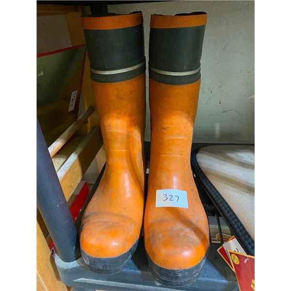 SIZE 10 STEEL TOE RUBBERS