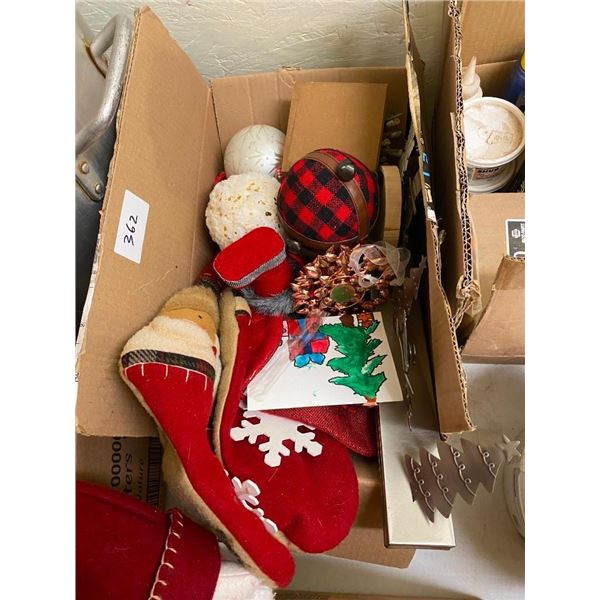 BOX LOT OF CHRISTMAS ITEMS