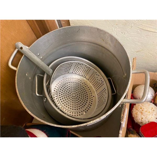 LARGE POT WITH STRAINER - MISSING COVER