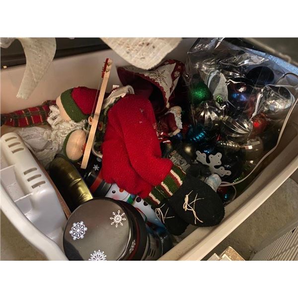 BOX LOT OF CHRISTMAS DECOR AND BULBS