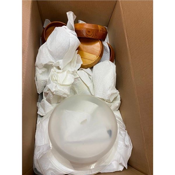 BOX OF SALAD BOWLS AND COFFEE MUGS