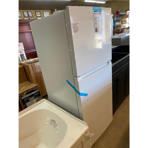 25.5 X 24 X 60 INCH VISSIANI REFRIGERATOR