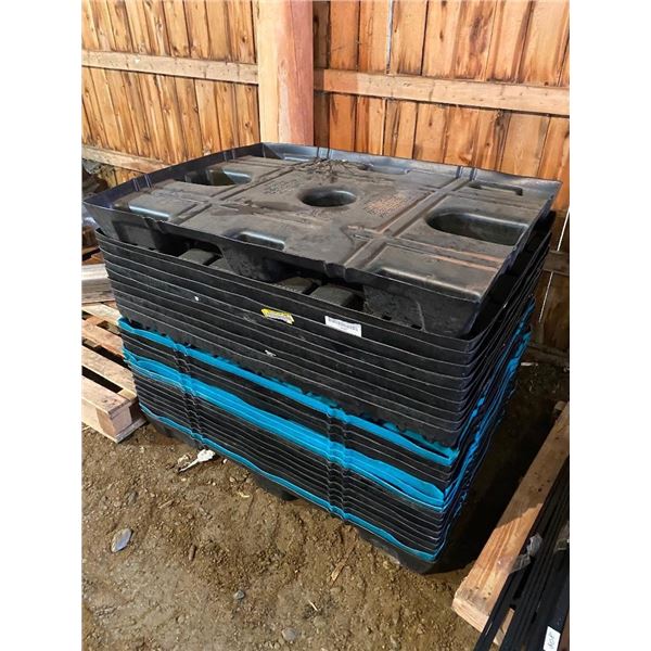 25 PLASTIC PALLETS