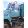 Image 4 : 1983 Ford 800 Grain Truck, 429 Gas, 5-Spd x2, Tandem, 20 Ft Loadline Box, Roll Top Tarp