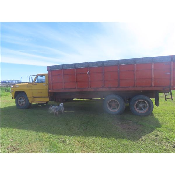 1971 Ford 700, 361 Gas, 5-Spd Std, Tandem Tag Axle, 20 Ft Box