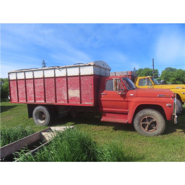 1970s Ford 600, 391 Gas, 5-Spd Std, Single Axle, Tandem, 15 Ft Box and Hoist