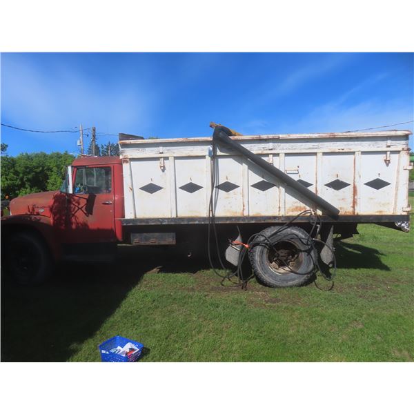 International Loadstar 1600, Gas 8-Cyl, 4-Spd x2, 14 Ft Box and Hoist, Single Axle, Tandem