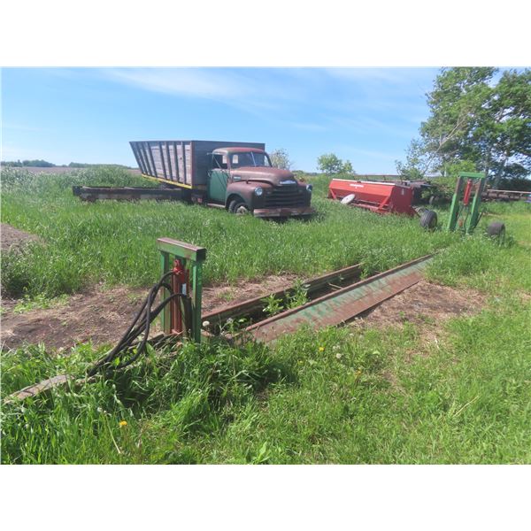 Hydraulic 25 Ft Drill Carrier, 11L-15 Tires