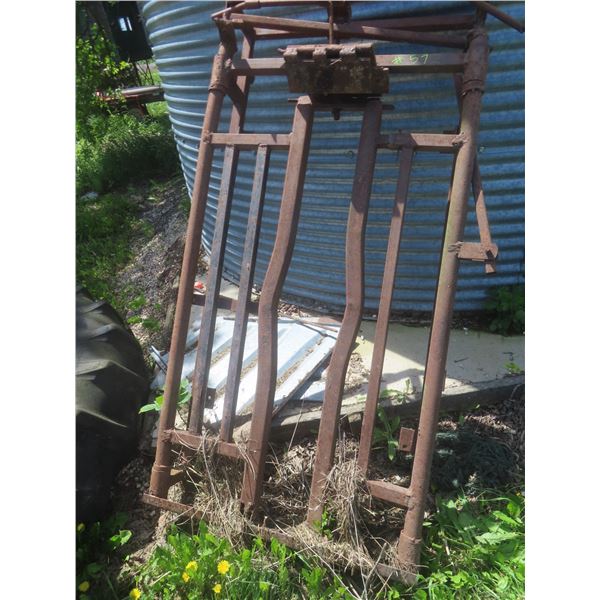Self-Locking Head Gate